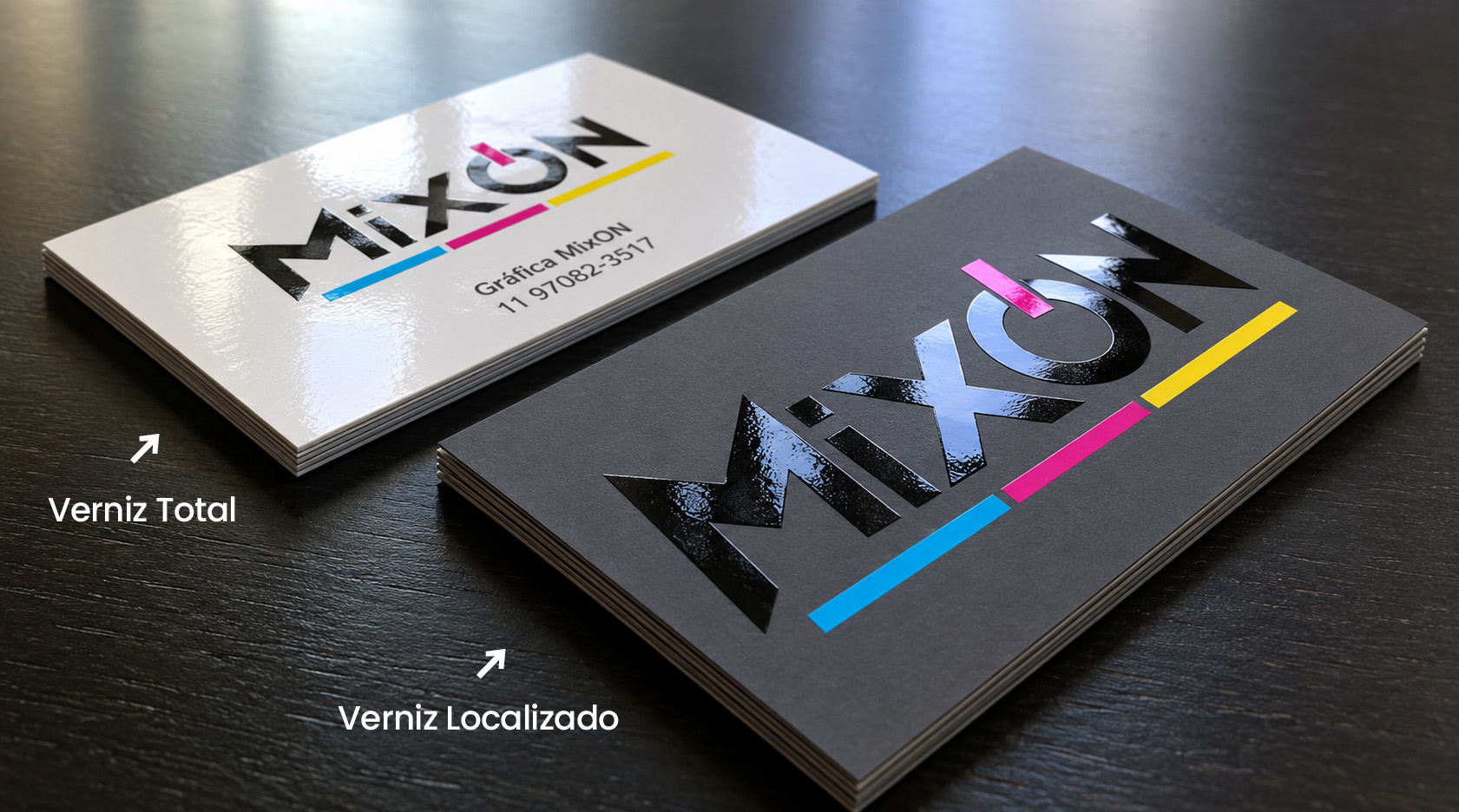 Verniz total e localizado: duas maneiras de trabalhar o brilho no cartão. Comparação entre cartão com verniz total e cartão com verniz localizado no logotipo.