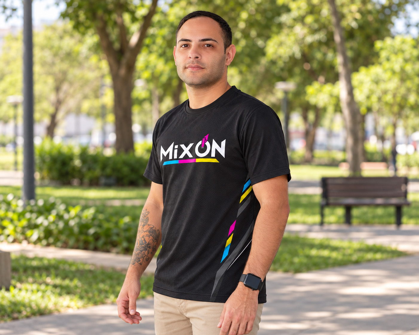 Homem usando camiseta dry fit personalizada azul, com estampa na frente e modelagem de manga curta.