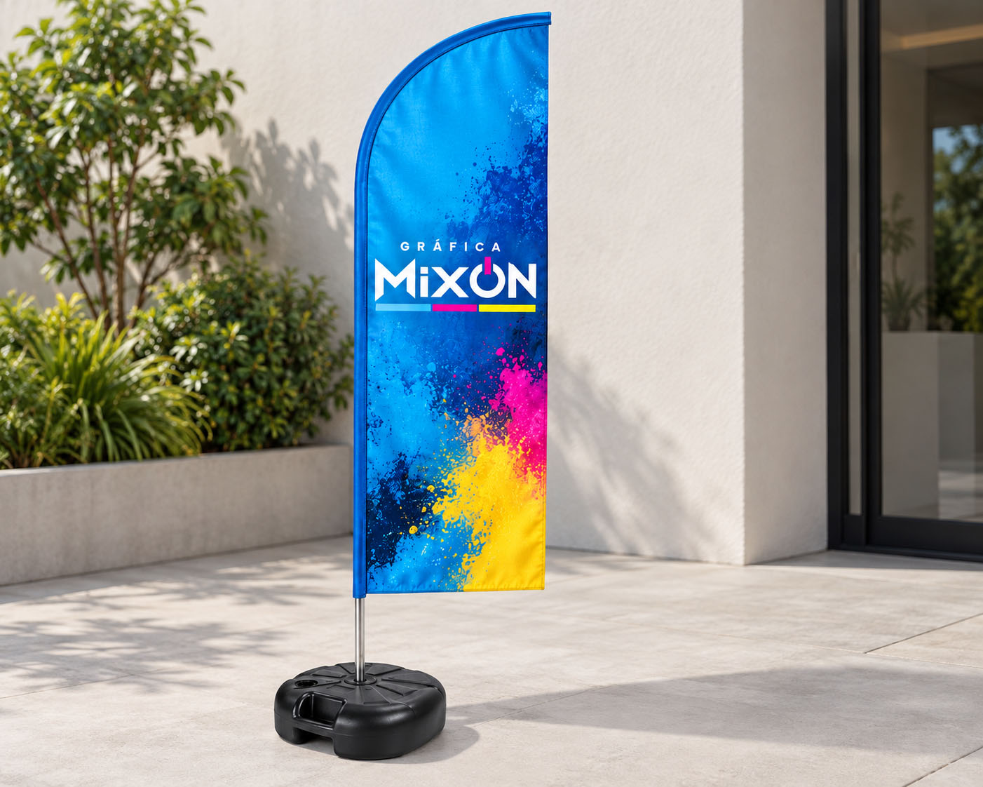 Wind banner personalizado da Gráfica MixON com tecido dupla-face, haste e base de sustentação.